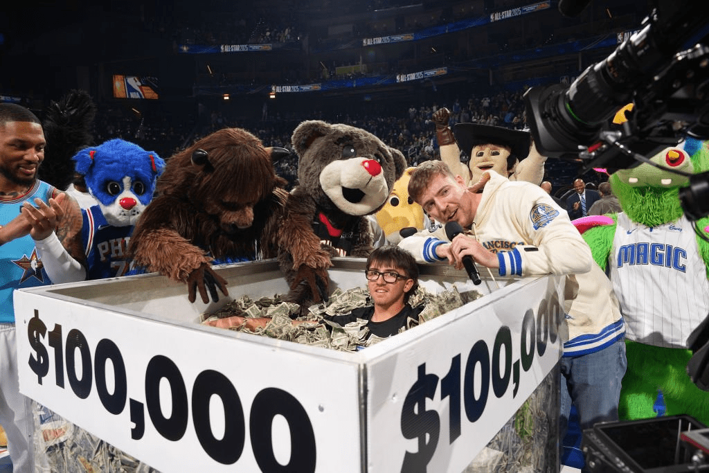 мистер Бист выступает после победы фаната в MrBeast Challenge во время 74 го матча всех звезд НБА