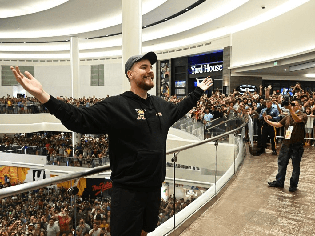 MrBeast открыл первый ресторан MrBeast Burger, посетив его с фанатами